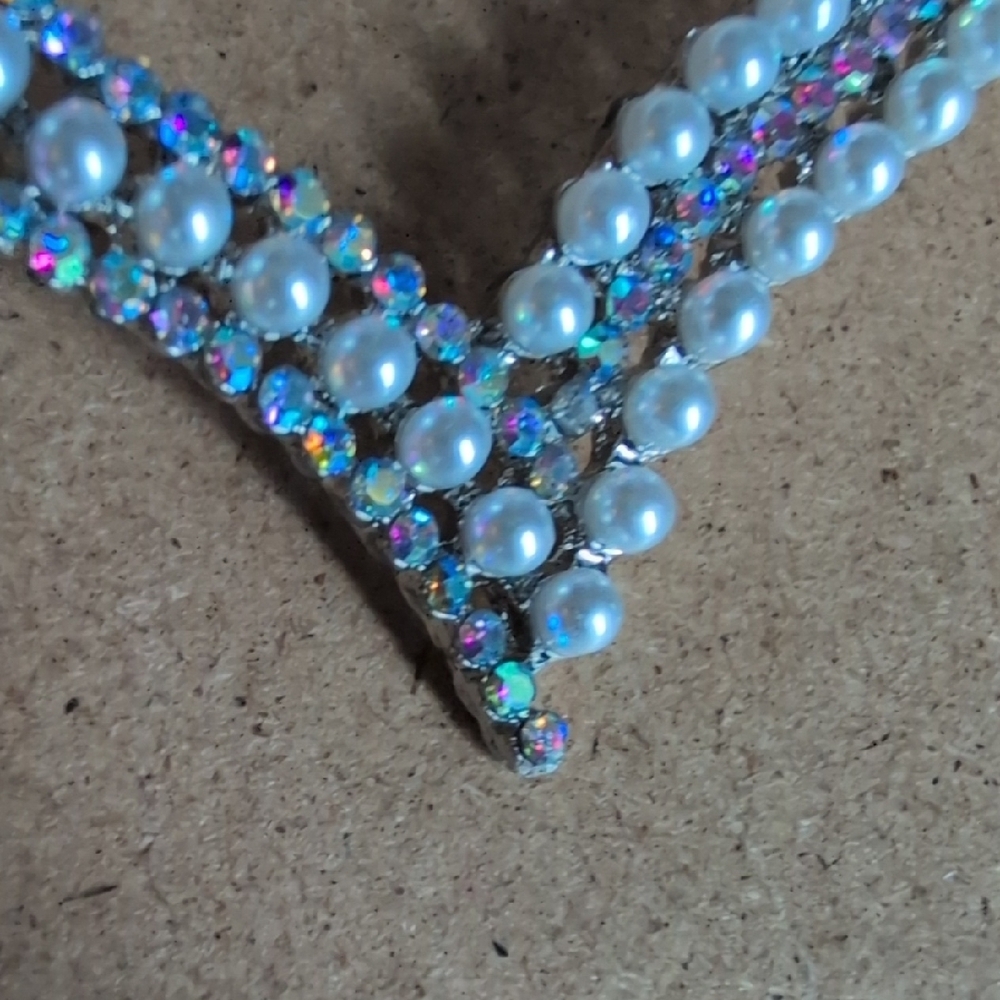 Iridescent Pearl and Crystal Heart Brooch - Picture 2 of 5